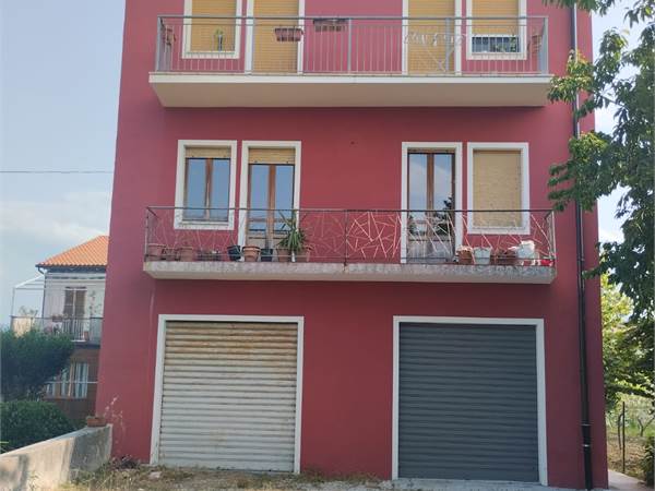 APPARTAMENTO, GIARDINO, GARAGE E MAGAZZINO