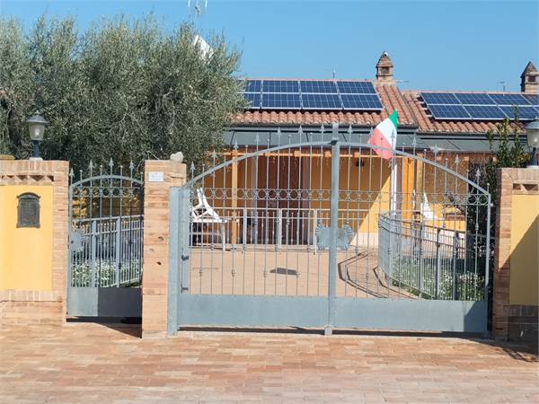 Villa mq 142 seminterrato mq 280 corte mq 2400