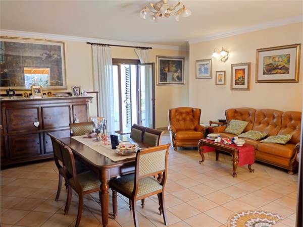 Villa mq 142 seminterrato mq 280 corte mq 2400