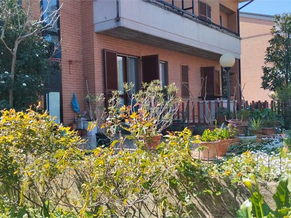 CASA BIFAMILIARE MQ. 200, giardino mq 400 garage mq 41