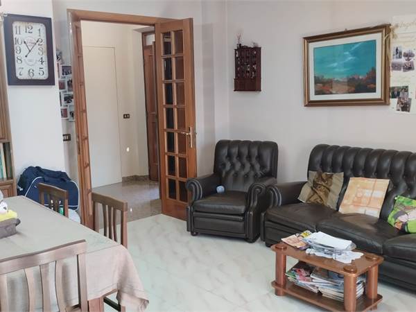 CASA BIFAMILIARE MQ. 200, giardino mq 400 garage mq 41