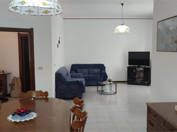 AMPIO APPARTAMENTO CON GARAGE E CANTINA